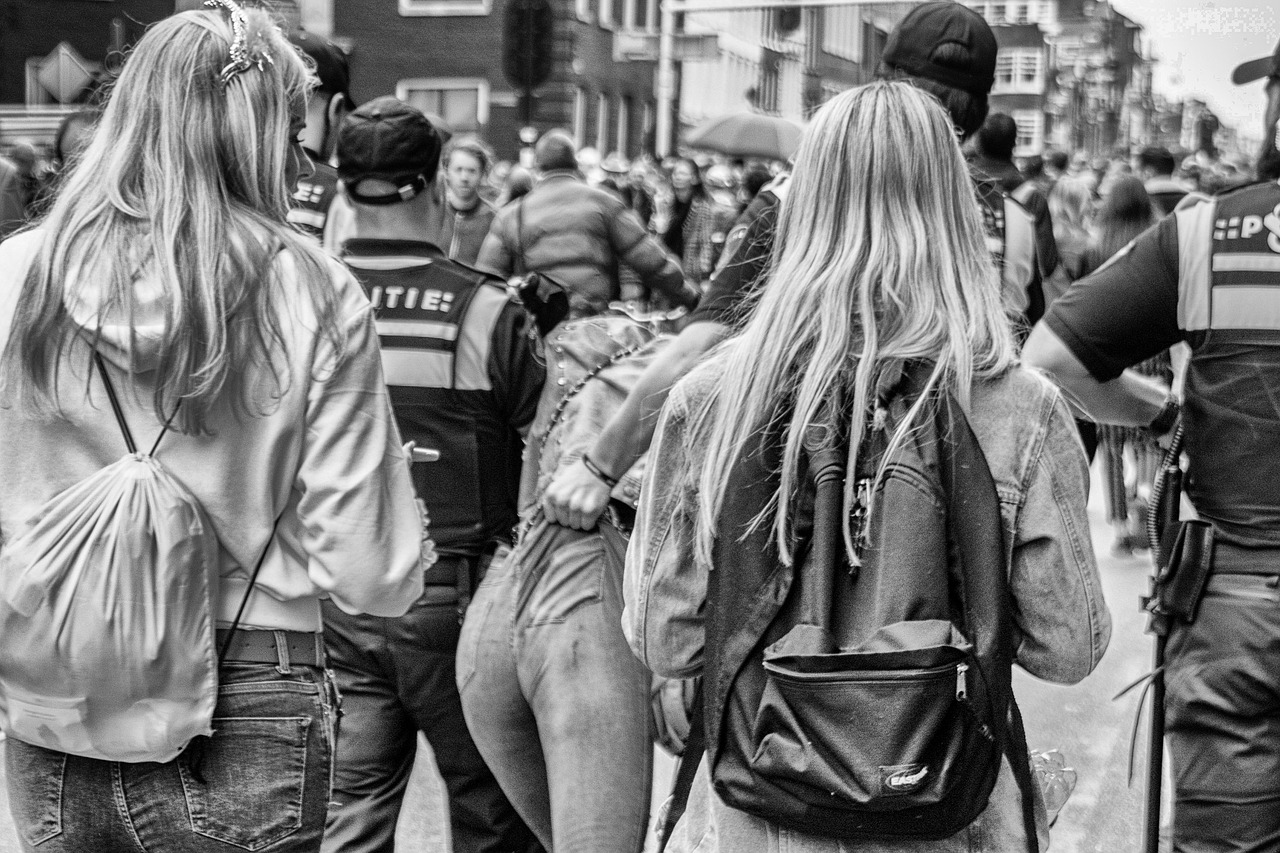 Kinderen met oranje kroontjes vieren Koningsdag.
